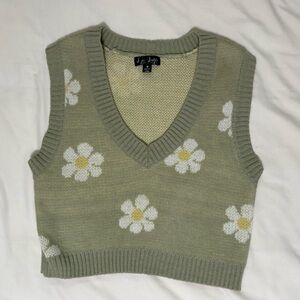 Medium green floral sweater vest💚🌼